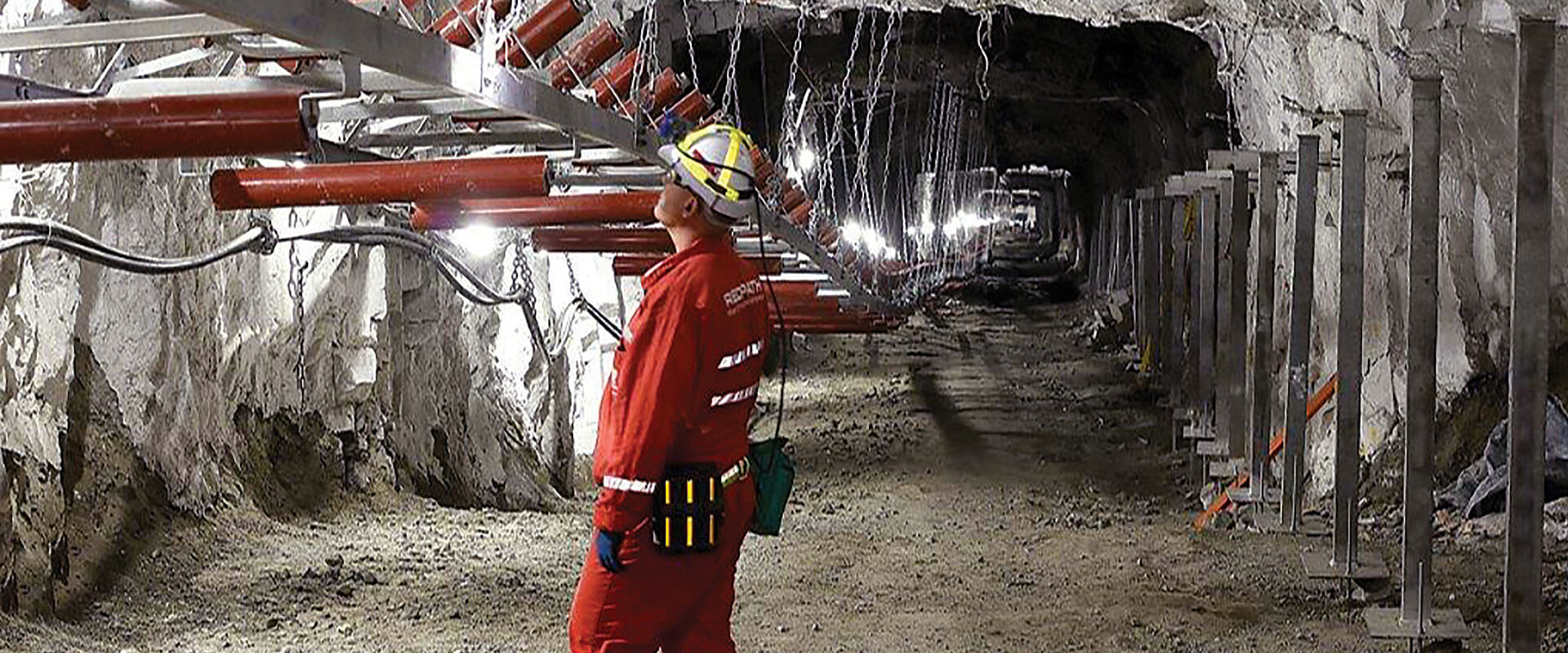 Un employé de Redpath évalue le systèm de manutention et de transport du minerai dans une mine souterraine en Afrique.